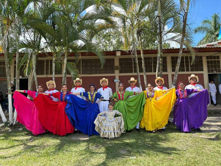 Enamorado, miembro organizador motivó a los jóvenes participantes a cumplir sus sueños y seguir enalteciendo a Honduras con sus bellos bailes de la danza folclórica.