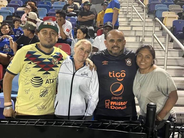 Este aficionado del América compartió con un seguidor del Águila de El Salvador que llegó a ver el juego.