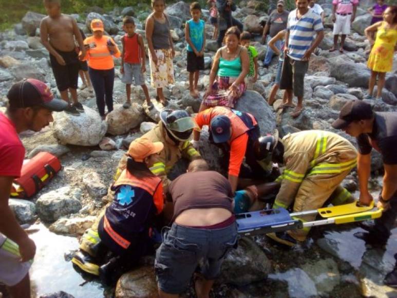 El conductor fue auxiliado por bomberos, paramédicos del 911 y vecinos del lugar que colaboraron en el rescate.