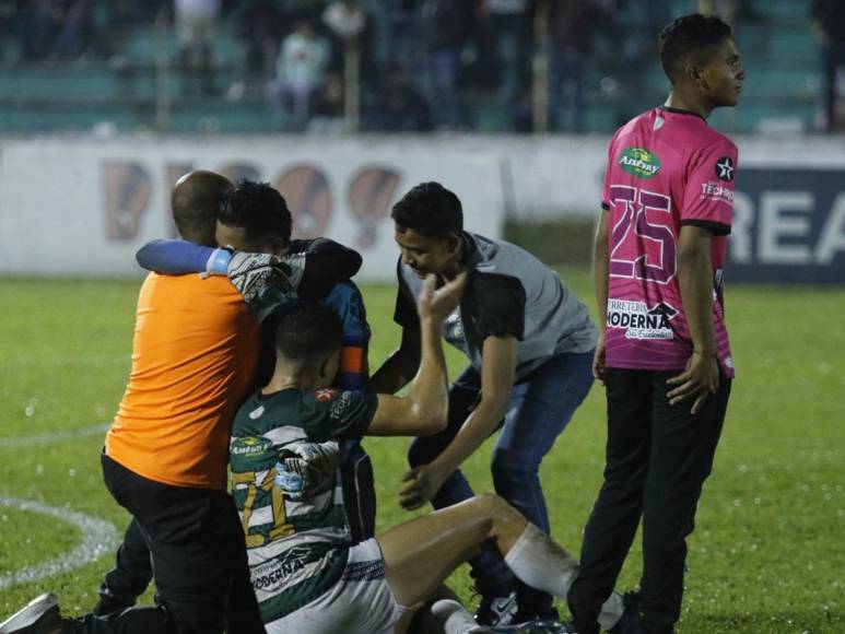 Tras el pitazo final, muchos jugadores del Juticalpa FC derramaron lágrimas producto de la emoción.