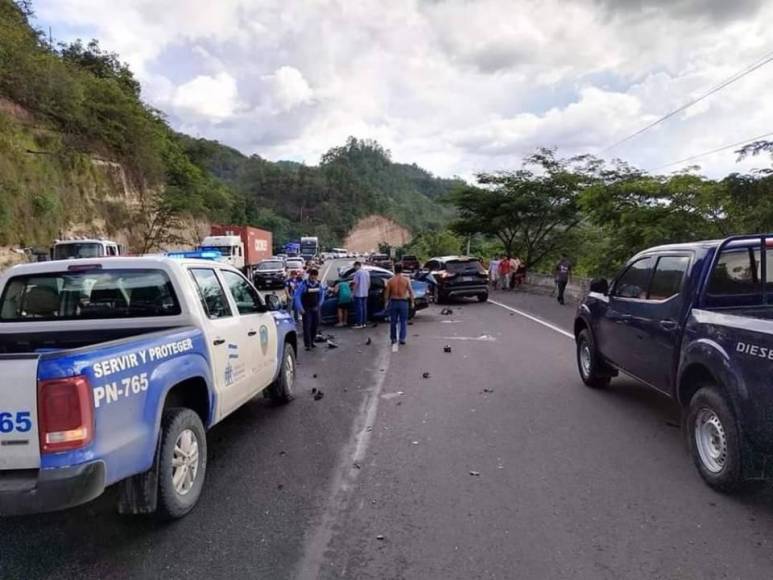 Se conoció, que en el Honda Civic viajaban al menos tres personas, una de ellas murió en el acto, mientras que otros fueron trasladados al Hospital Santa Teresa, de Comayagua. 