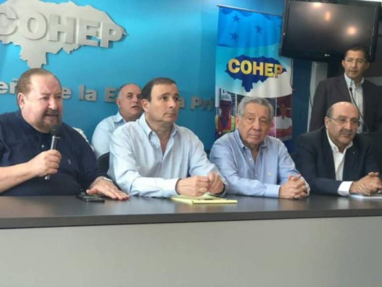 Expresidentes del Consejo Hondureño de la Empresa Privada (Cohep) ofrecieron este martes una conferencia de prensa en la cual se mostraron preocupados por la crisis sociopolítica que mantiene a los maestros y médicos en marchas, y tomas de carreteras a nivel nacional. Los líderes empresariales lamentaron las pérdidas económicas y el daño causado a la empresa privada durante el conflicto. El Cohep pidió respeto a la seguridad privada, que se garantice la seguridad jurídica y la libre empresa para obtener un país en paz y en desarrollo. El empresario Santiago Ruiz, expresidente del Cohep, dijo que 'el sector privado está unido... Estamos haciendo ver que a la crisis hay que ponerle un alto haciendo uso del racionamiento'.