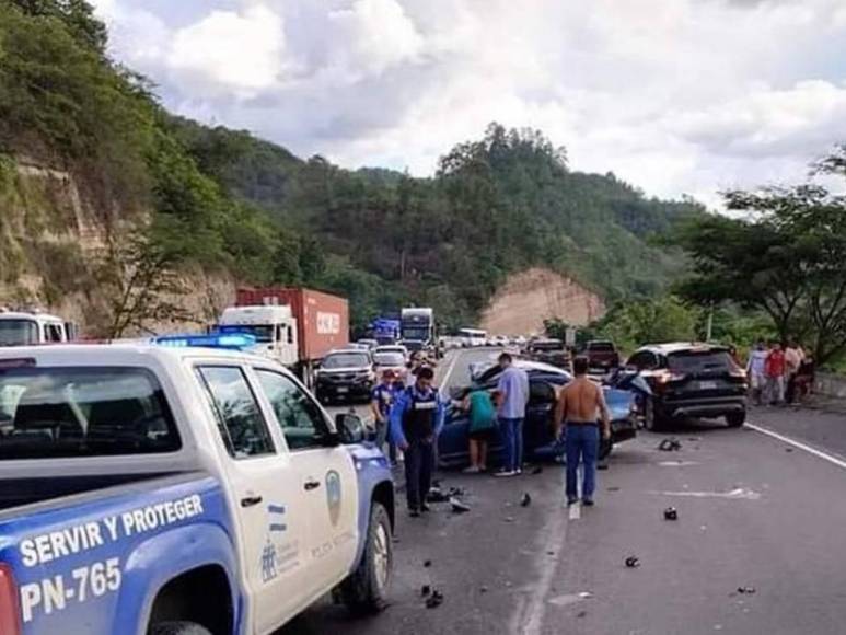 A la escena del brutal choque llegaron elementos policiales y paramédicos. Asimismo, conductores que transitaban el sector se detuvieron a observar el trágico accidente, que ocasionó, además, tráfico vehicular. 