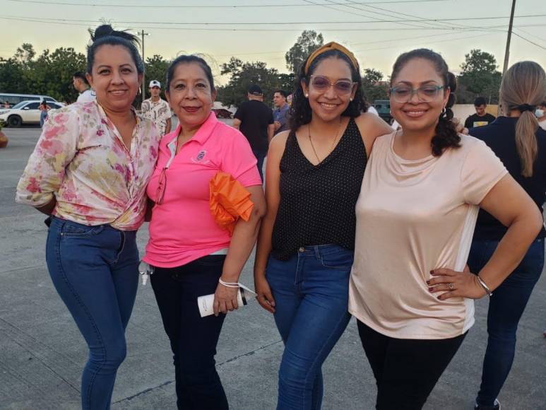 Claudia Álvarez y Milgian Matute de Tegucigalpa junto a Sharon Flores y Kenia Andino de San Pedro Sula. Son madres e hijas.