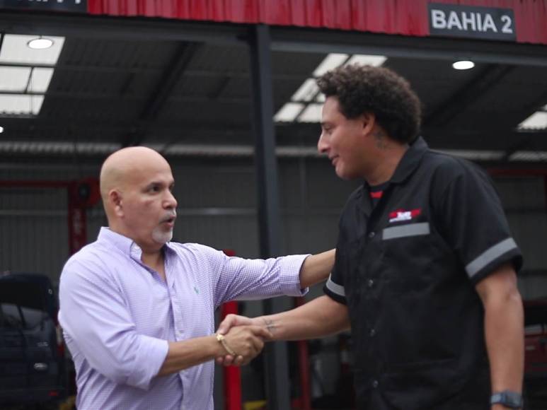 Kevin Hernández junto a Orinson Amaya, presidente del Marathón en el taller Two One Autocenter. 