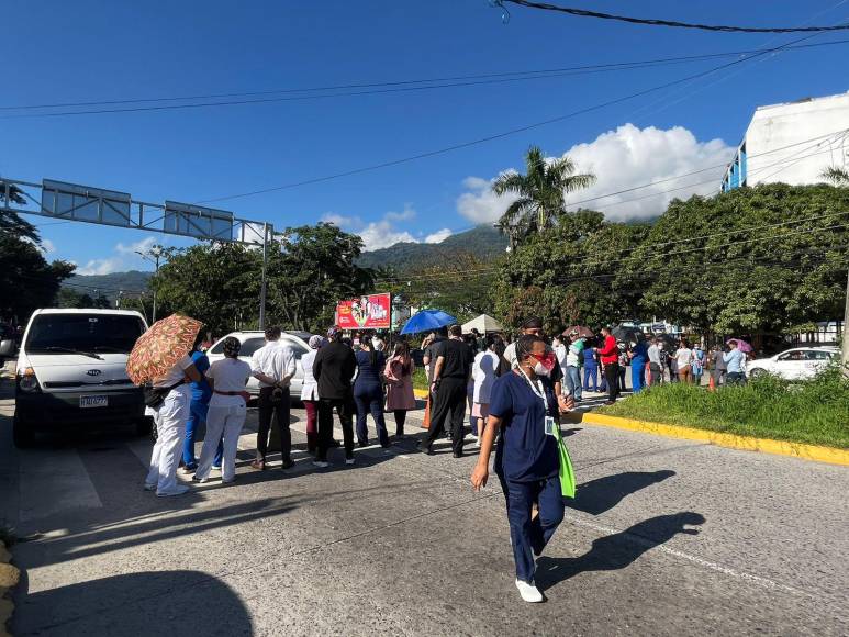 Según manifestaron, las autoridades de salud les adeuda cuatro meses de salario. 