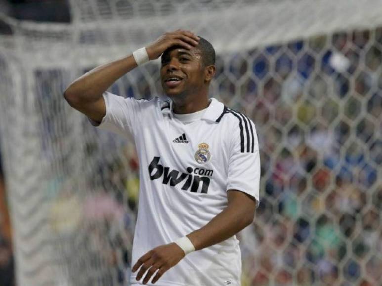 Robinho - Las malas conductas deportivas del delantero brasileño fueron fundamentales para que finalmente no rindiera al nivel esperado por los aficionados al Real Madrid. Tras su paso por el club blanco recayó en el Manchester City, y de ahí al AC Milán. Se quedó en esa eterna promesa que los aficionados merengues querían ver brillar. Hoy en día ha sido condenado a nueve años de prisión en Italia por violar a una mujer de 23 años en el año de 2013 y​ el Santos rompió el contrato de Robinho por esa condena.