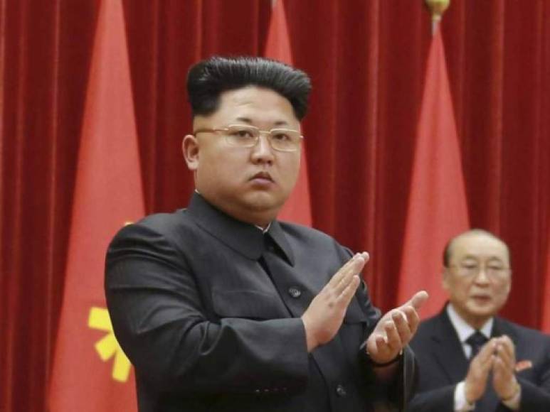 Kim Jong-un es el líder de Corea del Norte, “fue el menor de tres hijos, pero superó a sus hermanos en la sucesión de su padre, Kim Jong-il. Muchos analistas lo menospreciaron y lo calificaron como una figura decorativa sin experiencia cuando asumió el poder a los 27 años; algunos predijeron que no duraría mucho. Sin embargo… no hay duda de que ejerce un control firme”, según The New York Times.<br/><br/>En un acto histórico, Kim estrechó lazos con el presidente de Estados Unidos, Donald Trump, y se comprometieron a la desnuclearización de Corea del Norte.