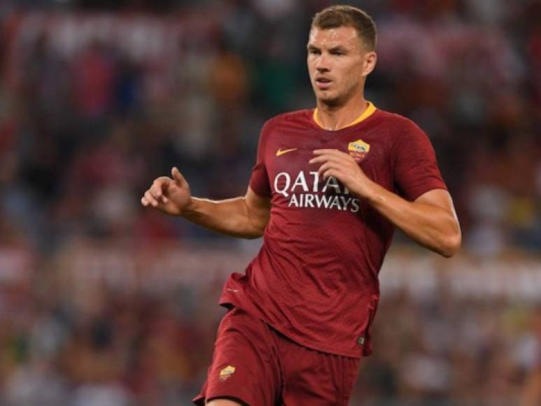 El futuro del goleador bosnio Edin Dzeko sigue en suspenso, la Roma y el Inter de Milan no se ponen de acuerdo. Como informa Calciomercato, el delantero quiere cambiar de aires y el Inter le parece un equipo atractivo, pero los romanos quieren retenerlo otro año sin renovación. Los 'giallorosi' quieren 20 millones más bonos, pero los 'neroazurri' al parecer no llegarían a esa cantidad.