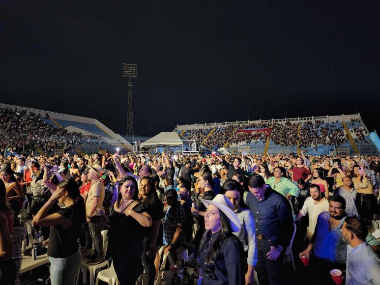 Miles de asistentes disfrutaron las canciones y corearon a todo pulmón cada uno de los éxitos de Nodal, mientras un espectacular juego de luces acompañaba el ritmo del mexicano. Fotografía: La Prensa / Yoseph Amaya