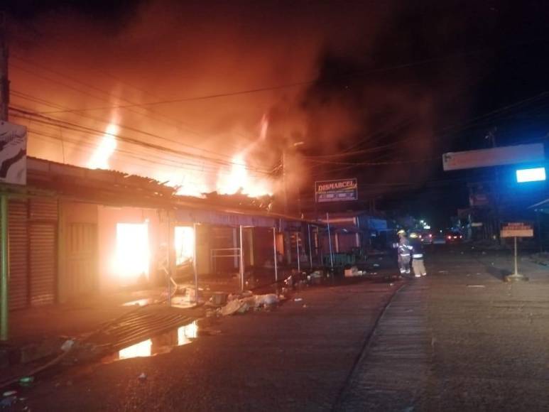 Miembros del Cuerpo de Bomberos de Honduras llegaron al lugar para apagar las llamas y evitar que el fuego quemara más negocios. 