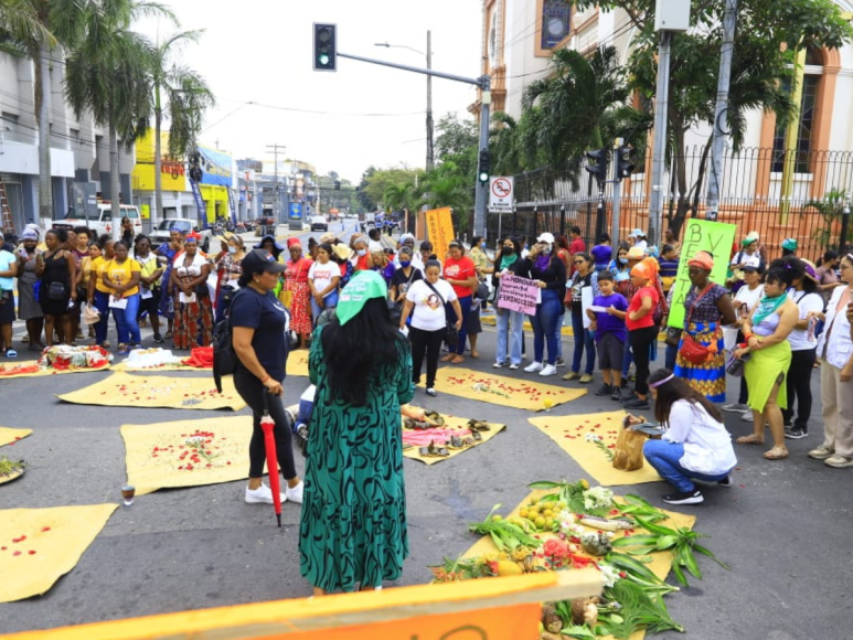 También llamado 8-M, mujeres de San Pedro Sula se lanzaron a las calles llevando pancartas para exigir sus derechos y entonar consignas contra la violencia.