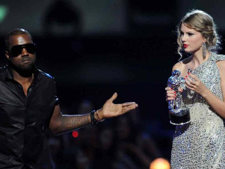 Una de las polémicas de Taylor, fue cuando Kanye West, subió al escenario le arrebató el micrófono y le dijo que ella no era quien merecía ese premio. Pues a su juicio, la ganadora debió haber sido Beyoncé con su canción “Single Ladies”.