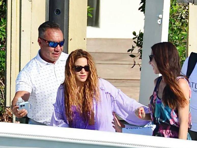 En las imágenes captadas por la revista Hola! se puede ver el momento en el que Shakira en compañía de su hermano, Tonino, arribó a uno de los embarcaderos de Miami para abordar el yate que la esperaba.