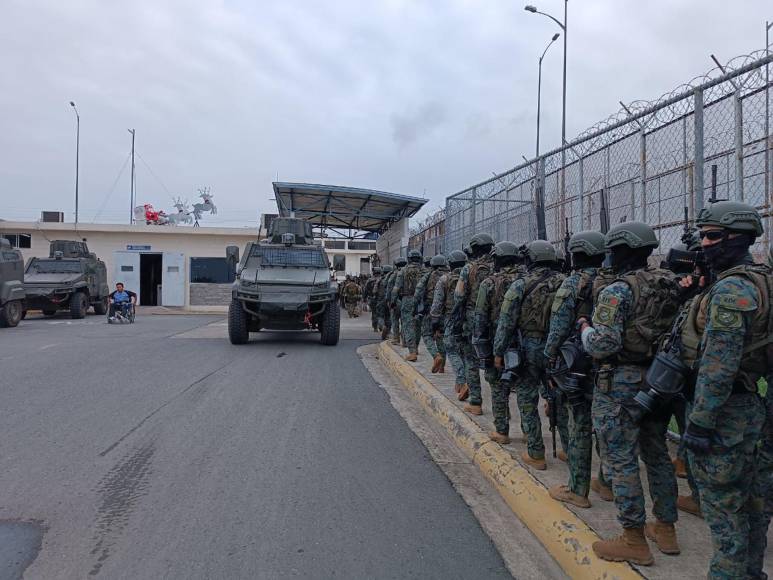 Los guardias leen un comunicado en el que se pide a Noboa que “no envíe tropas a las cárceles que sean escuadrones de las muertes”. 