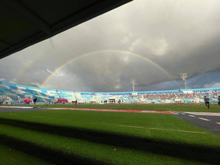 Antes del partido cayó una pequeña lluvia y el estadio Nacional Chelato Uclés se adornó con este lindo arcoíris.