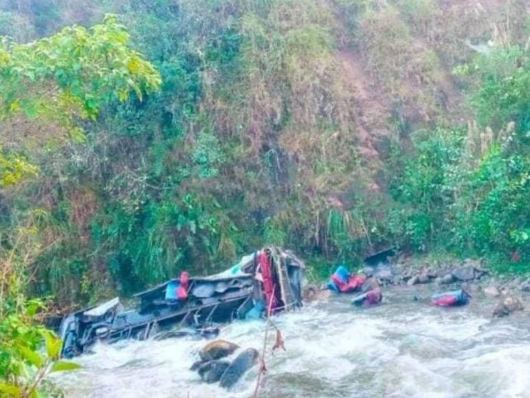 Al menos 23 muertos y más de 15 heridos deja el accidente de un autobús que cayó a un abismo en un remoto camino rural del norte de <b>Perú</b>, informaron este lunes autoridades locales. 