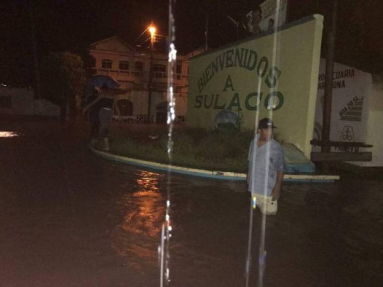 La municipalidad de Sulaco declaró estado de emergencia al quedar incomunicados por la caída de un puente y la destrucción de sus principales vías por grandes cantidades de agua.