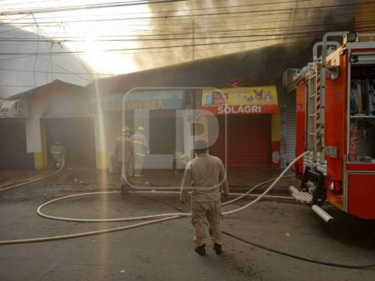 FOTOS: Voraz incendio consume locales en la avenida Lempira de San Pedro Sula