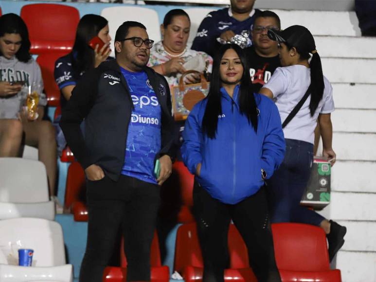 Afición del Motagua llegó al estadio Nacional Chelato Uclés para ver al club de sus amores. 