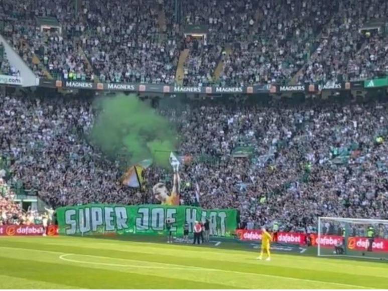 ”Super Joe Hart” y bengalas verdes aparecieron en una de las tribunas del Celtic Park.