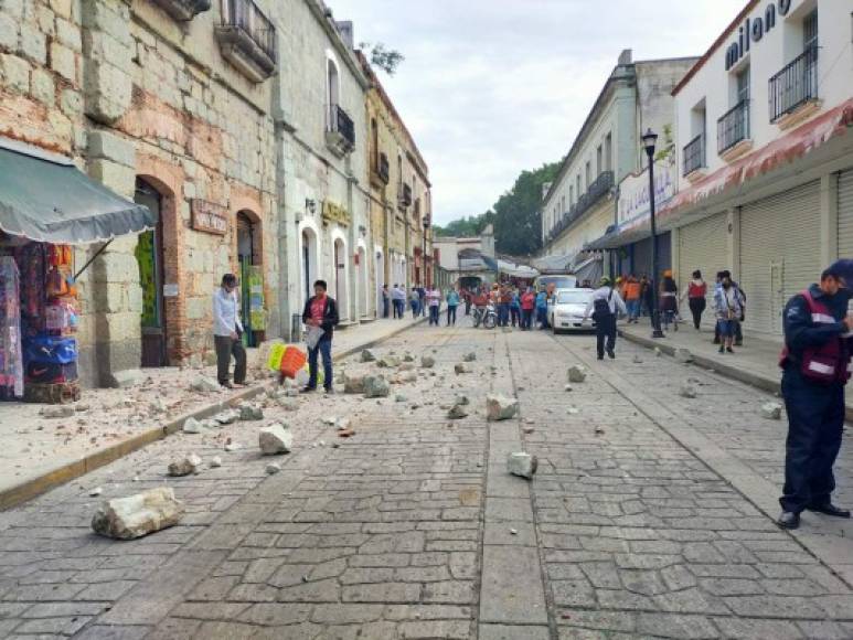 El epicentro se ubicó en la localidad de Crucecita, en el sureño estado de Oaxaca, y el movimiento fue perceptible en varias partes de Ciudad de México, donde cientos de personas salieron a la calle.