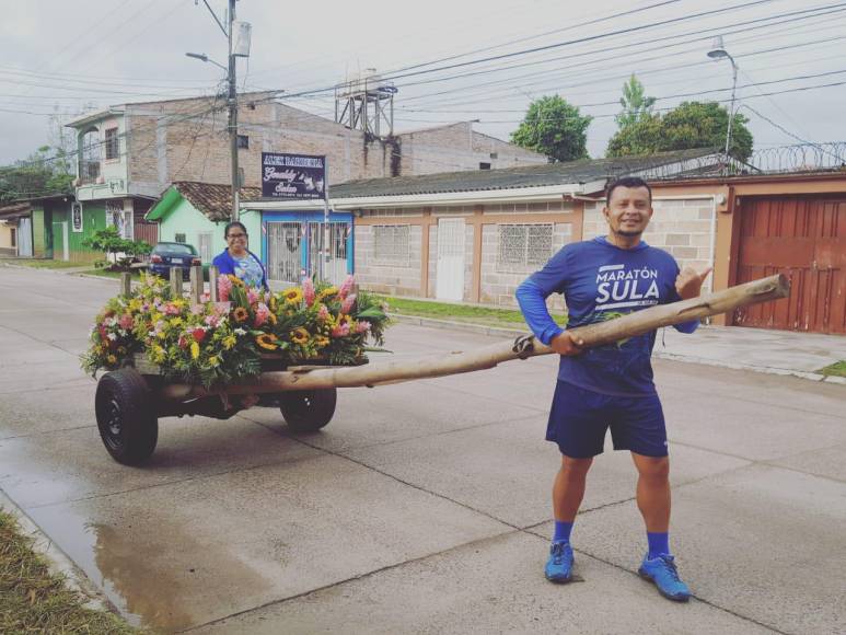 Los hondureños han aprovechado para tomarse fotografías desde temprano. En la imagen Limbert Castellanos es un orgulloso catracho de su municipio. 