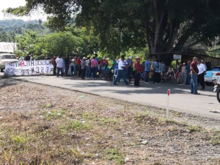 Además se reportan tomas de carretera en el departamento de Atlántida, en donde maestros y médicos de los diferentes niveles se han tomado la carretera CA-13 en la comunidad se San Juan Pueblo, jurisdicción del municipio de La Masica.