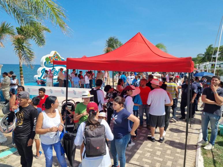 Miles de personas se han concentrado este sábado en el Malecón de La Ceiba para observar el eclipse.