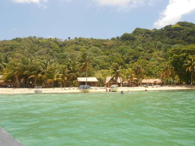 El lugar es todo un paraíso y tiene una extensión total de 780 km2 que incluye una selva tropical lluviosa, preciosas playas de arena blanca y arrecifes de coral.