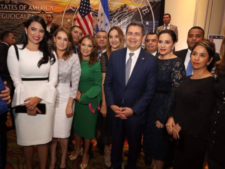 El presidente de Honduras, Juan Orlando Hernández, junto a su esposa, Ana García, y varias funcionarias del su Gobierno.