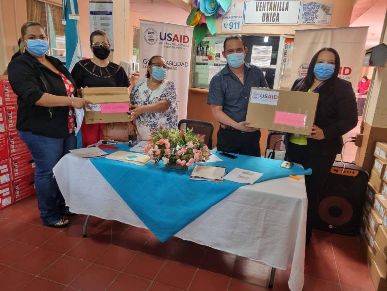 Departamental de Educación de Cortés entrega laptops en San Pedro Sula