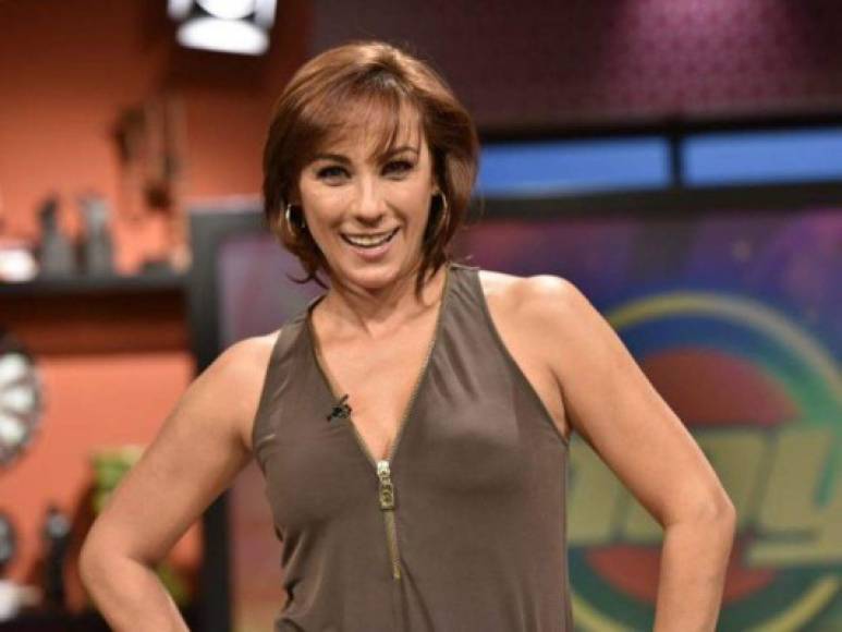 Al llegar el 2001, Consuelo se aleja de las telenovelas para trabajar de lleno como comediante, trabajando durante 6 años en la serie La hora pico, producido por Carla Estrada, así mismo también encabezó el elenco de la serie La familia P. Luche.