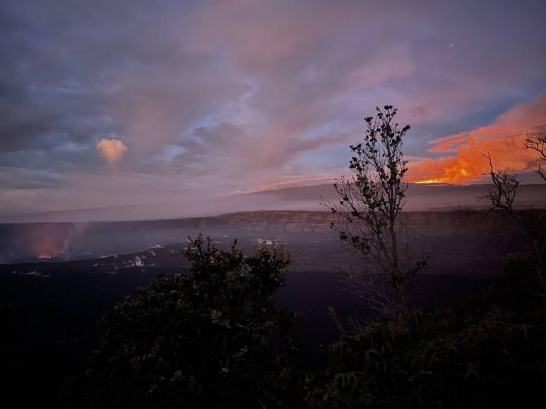 El volcán activo más grande del mundo entró en erupción por primera vez en 40 años el lunes, escupiendo lava y cenizas en un espectacular despliegue de furia en Hawái.