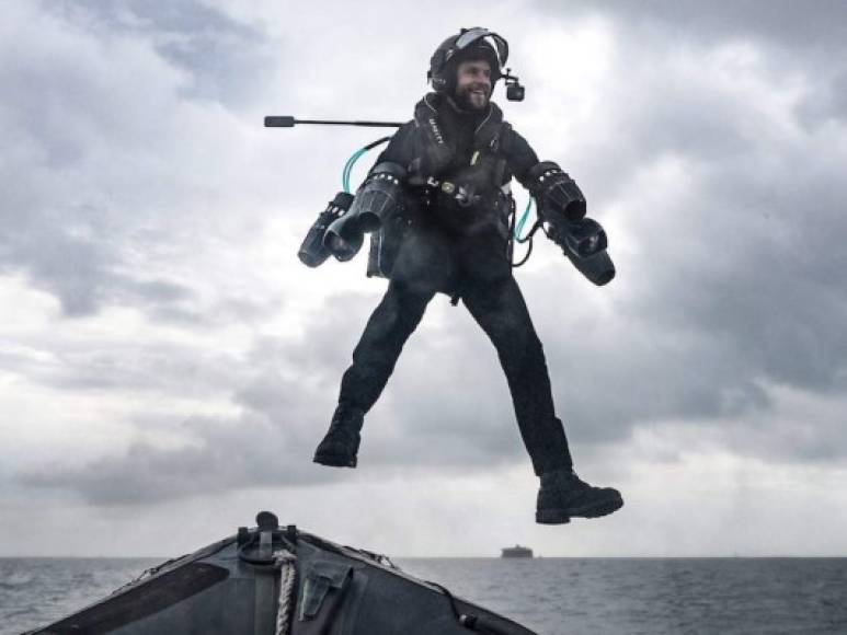 Los trajes cuentan con un tiempo de vuelo de ocho minutos, dando a los Marines la capacidad de volar utilizando cinco minimotores a reacción, con cuatro atados a las manos de la persona y uno a la espalda.