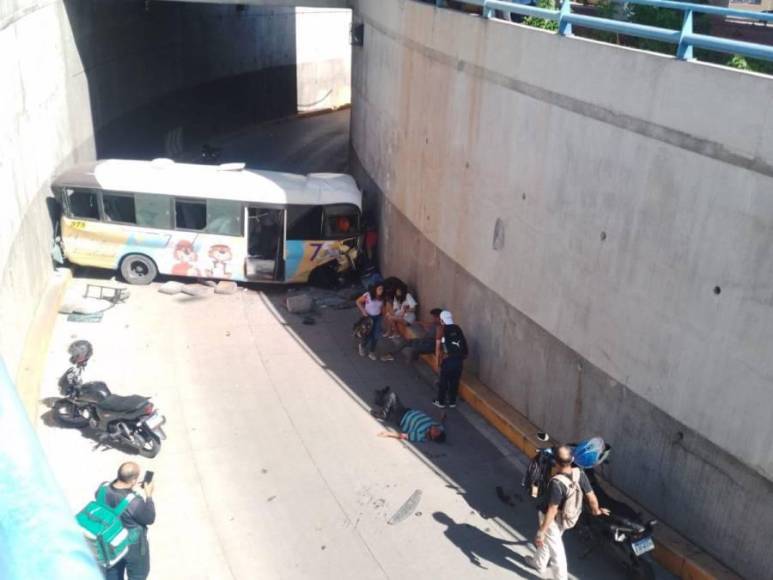 En el lugar del accidente se podía observar a varios pasajeros tirados en el pavimento.