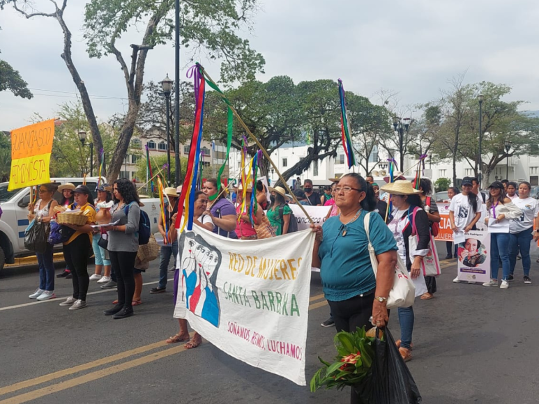 Organizaciones femeninas de Honduras conmemoran el Día Internacional de la Mujer exigiendo que cese la violencia contra ellas y justicia.