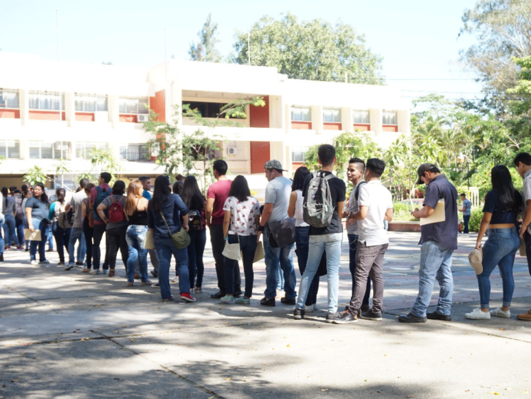  El primer paso es acudir a la coordinación de su carrera para que le indiquen cuáles son los documentos que necesita para la creación de su expediente de graduación.