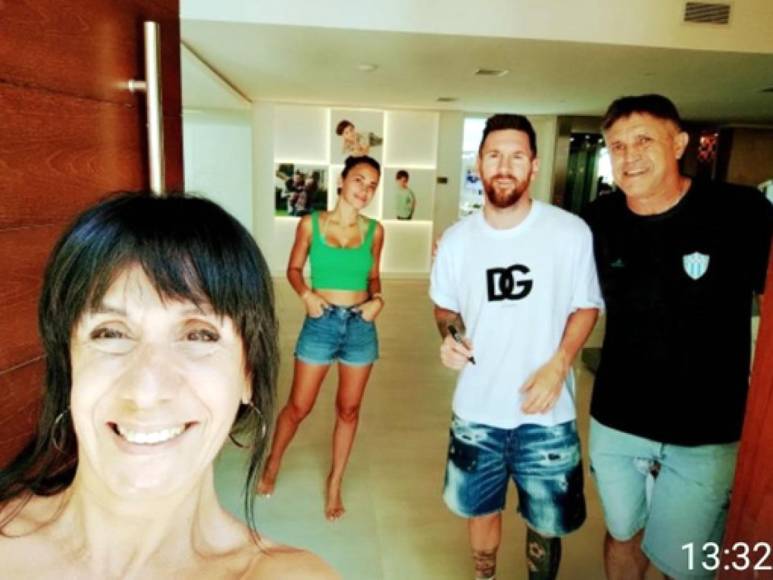 Una pareja visitó la localidad de Funes (Rosario) y fueron sorprendidos por Lionel Messi, que les abrió las puertas de su casa donde pasa las fiestas navideñas tras ganar el Mundial de Qatar 2022. La madre había pedido a uno de sus hijos que la acompañarán, no quiso y ahora se arrepiente pues se perdió de conocer al astro argentino.