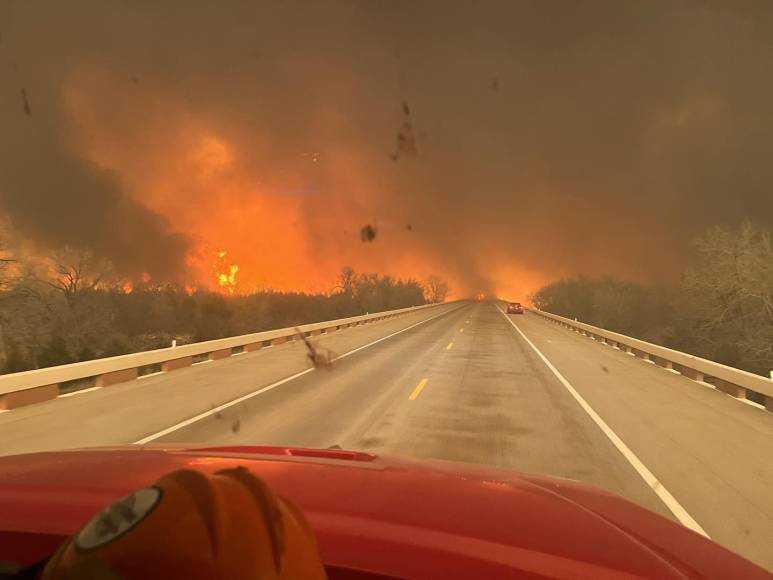 El fuego, que comenzó la tarde del lunes, ha quemado más terreno que todos los incendios del estado en 2023 combinados, ya que se expandió a gran velocidad por las altas temperaturas y el viento.