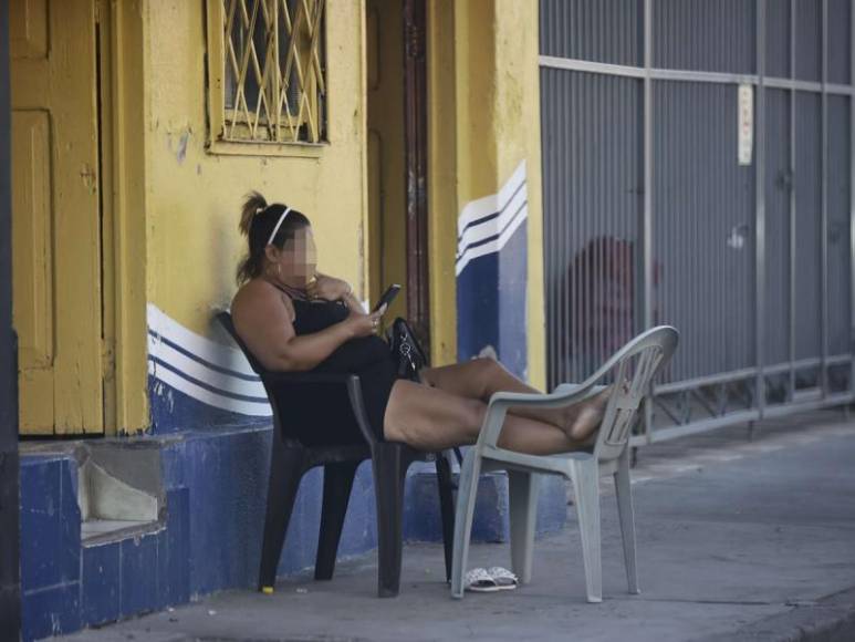LA PRENSA Premium conversó a fondo con unos de los investigadores (solicitó omitir su identidad) de la unidad policial especializada de combatir el flagelo de la prostitución en Honduras y dio detalles de cuál es el rol de las maras y pandillas en este negocio. 