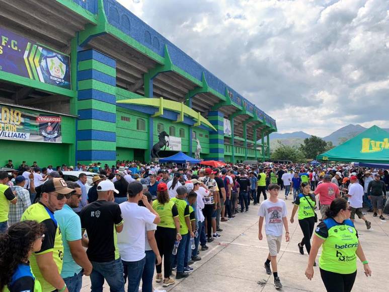 Enormes filas de los aficionados para ingresar al estadio Juan Ramón Brevé Vargas de Juticalpa.