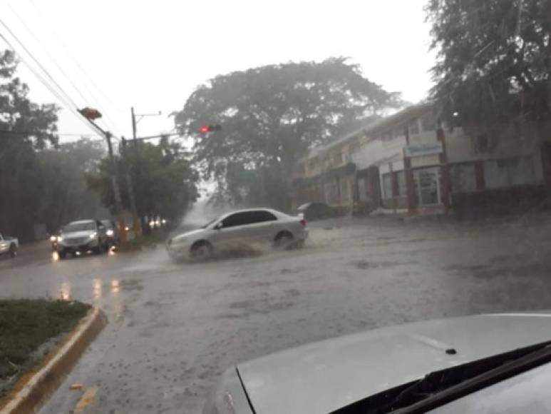 Principales calles y avenidas de San Pedro Sula se encuentran inundadas en este momento producto de las fuertes lluvias.