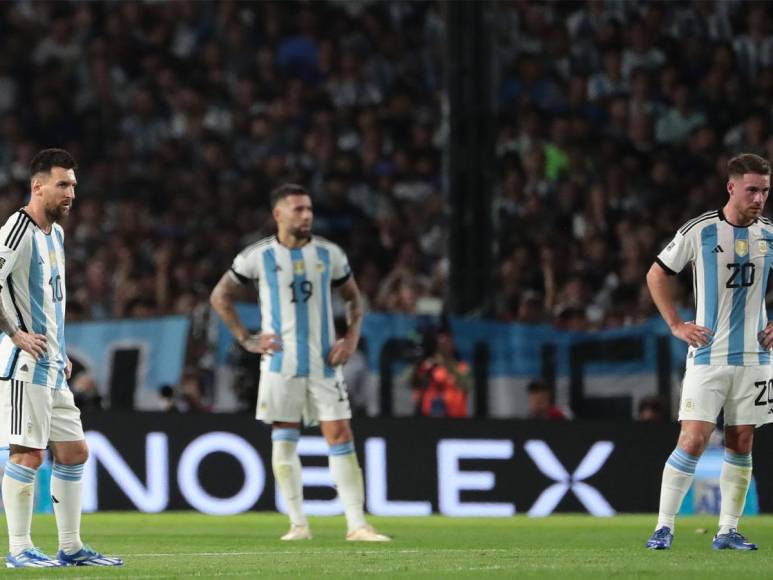 Uruguay acabó con la imbatibilidad que la <b>Argentina</b> de Lionel Messi ostentaba desde que ganó el título mundial en Qatar-2022, en una quinta fecha del clasificatorio sudamericano para el Mundial-2026. 