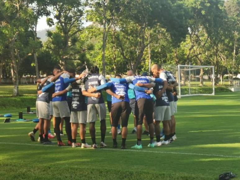 Los jugadores de la Selección de Honduras realizaron una oración antes de empezar a entrenar.