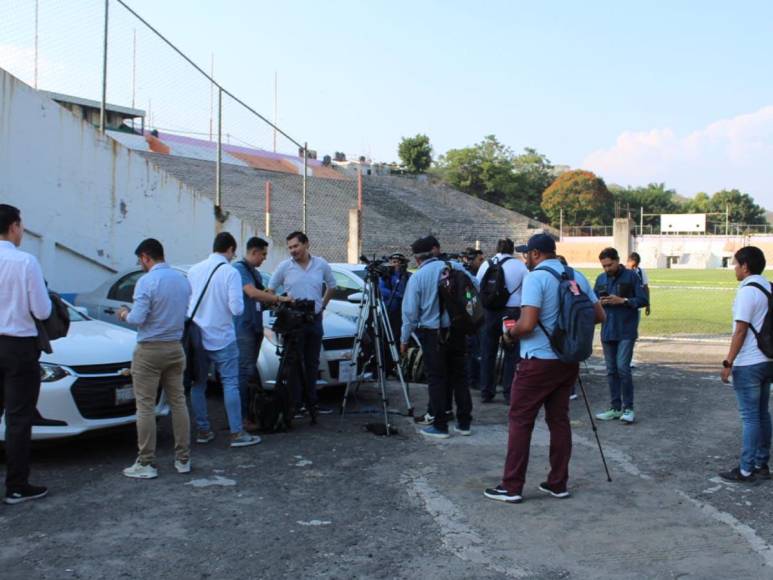 Varios periodistas deportivos de México y Honduras le dieron cobertura a la última práctica realizada por la Bicolor previo al duelo en el Azteca. 