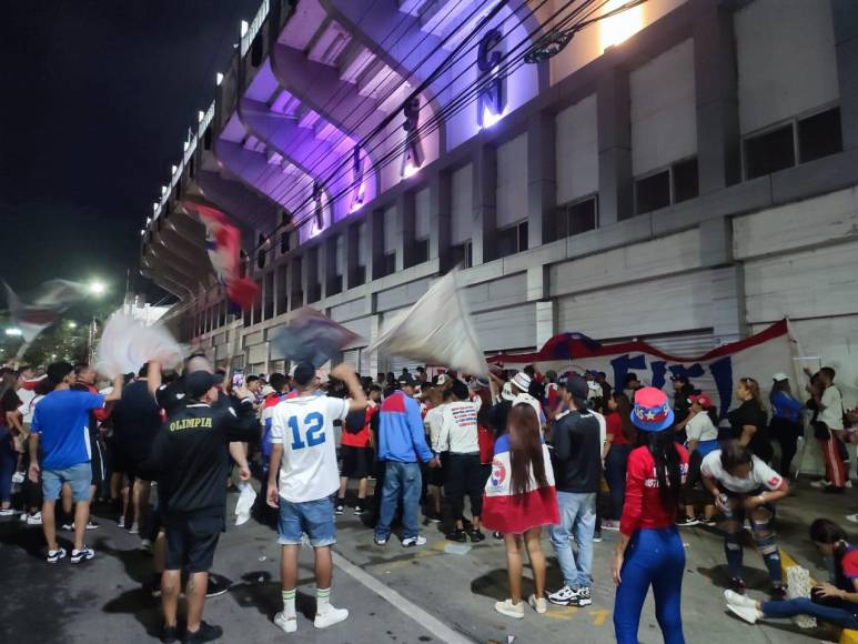 Los integrantes de la Ultra Fiel no pudieron ingresar al estadio Morazán ya que fue una medida tomada por elementos de la Policía Nacional. Miembros de la barra manifestaron su malestar y protestaron que esa no es una decisión para erradicar la violencia en los estadios.