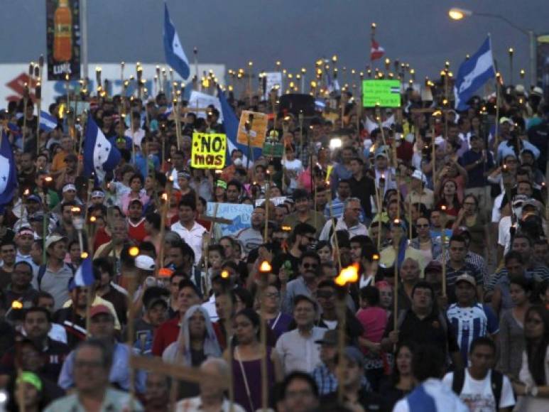 Honduras se sitúa en el quinto lugar tras el escándalo de corrupción del Seguro Social, que sacudió al país. Los indignados exigen a través de 'La marcha de las antorchas', la instalación de una comisión internacional contra la impunidad.