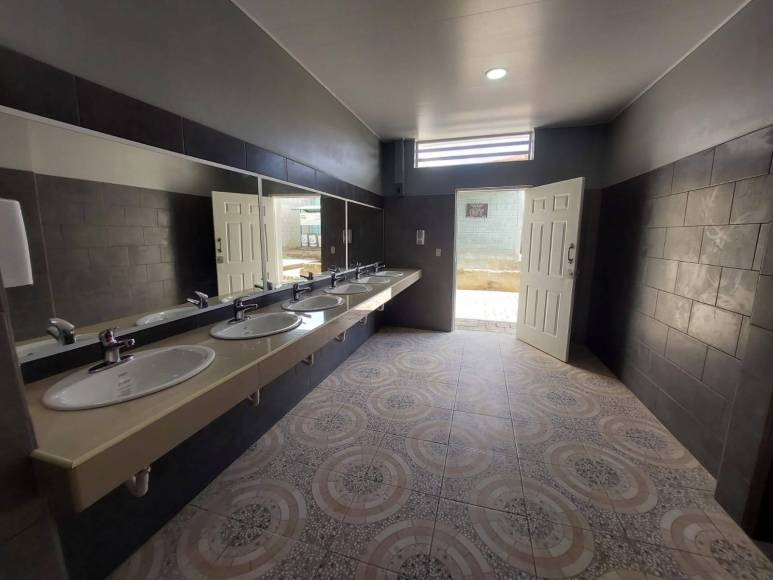 Este es el baño para caballeros que se han inaugurado en el estadio Marcelo Tinoco de Danlí.