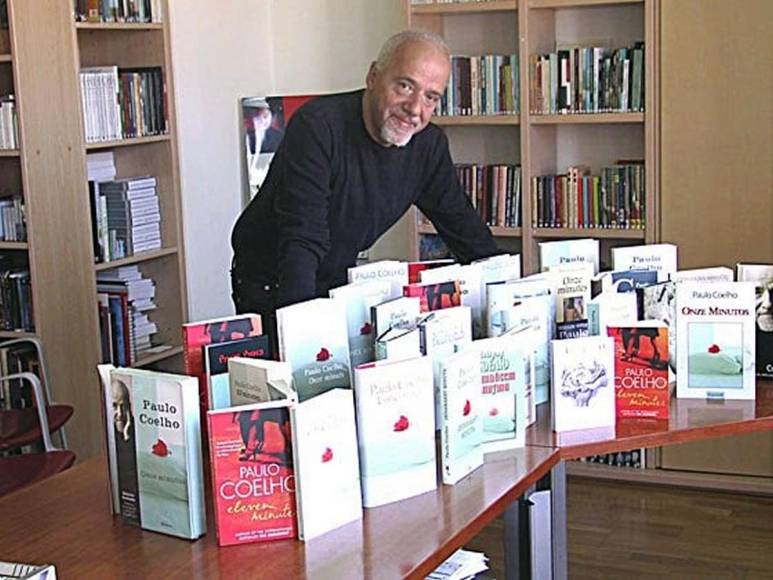 8 - Libros de Paulo Coelho: El escritor brasileño denunció la no venta de sus libros en suelo iraní.